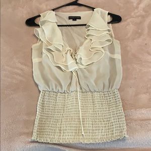 Ruffle fitted top.